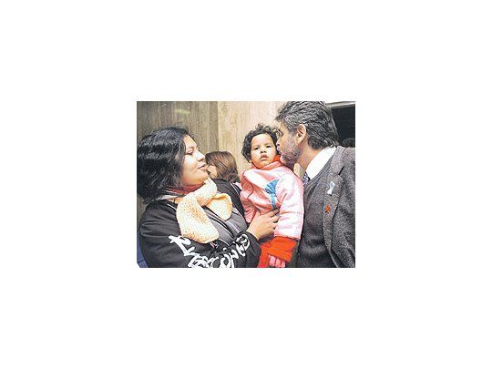 Daniel Filmustrasgrede elreprochepresidencialde usar niñosen campaña.Besó a todoslos que lepusierondelante ayeren la largacaravana quehizo por laCapital en elúltimo día deproselitismo.En la foto, enel hospitalCosmeArgerich.