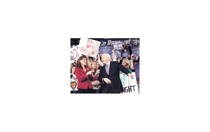John McCain y su compañera de fórmula, Sarah Palin, se mostraron ayer juntos en un actoen Pennsylvania. La mayoría de las encuestas da ventaja a la fórmula demócrata encabezadapor Barack Obama, pero dos estudios estrecharon ayer esa diferencia.