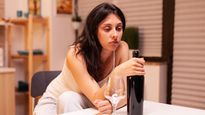 Se metaboliza en el hígado, razón por la cual los alcohólicos crónicos suelen ver afectado ese órgano, llevándolo a la cirrosis y a la pérdida total de función.