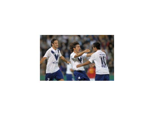 Emiliano Papa festeja su gol, que fue el primero de Vélez, junto a Moralez y Martínez en el triunfo de su equipo ante U. Española.