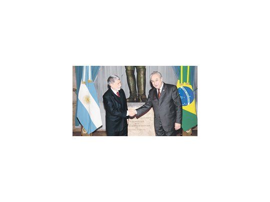 El ministro de Defensa de Brasil, Celso Amorim, en la foto con su par Arturo Puricelli, dedicó una conferencia en «portuñol»  a expertos argentinos sobre la posibilidad de enfrentar conflictos entre terceros países por recursos naturales.