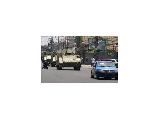 Un escenario de guerra se vivió el jueves en la zona norte de Rio de Janeiro.