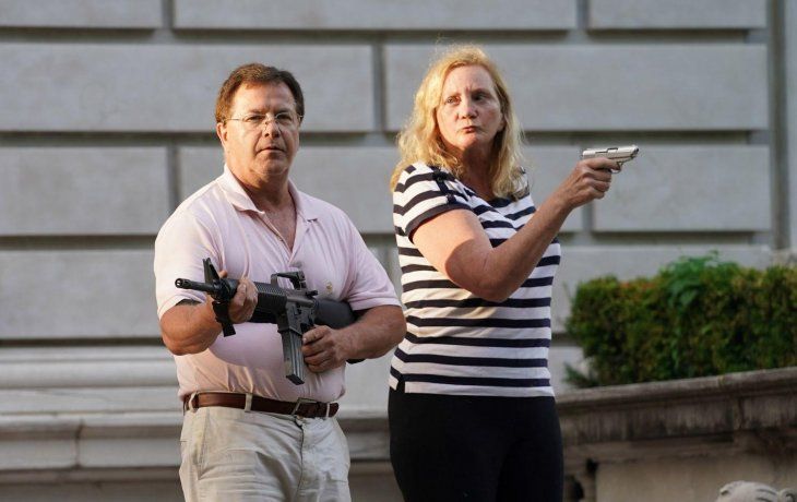 ámbito.com | Pareja armas St. Louis