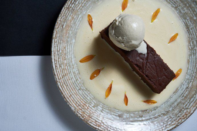 Este postre se sirve acompañado de una crema inglesa con tonos cítricos y un copo de crema helada artesanal de tereré. Este postre se sirve acompañado de una crema inglesa con tonos cítricos y un copo de crema helada artesanal de tereré.