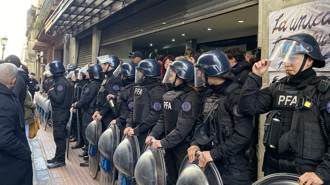 La policía no permitía el ingreso a la Universidad Nacional Madres de Plaza de Mayo. (Foto: Nicolás Munafó en X).