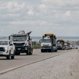 Vicuña comenzó el traslado de los primeros camiones mineros Komatsu HD1500 hacia el campamento del proyecto en San Juan.
