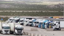 unos 3.000 camiones de carga siguen varados en la frontera por mayores controles sanitarios en chile