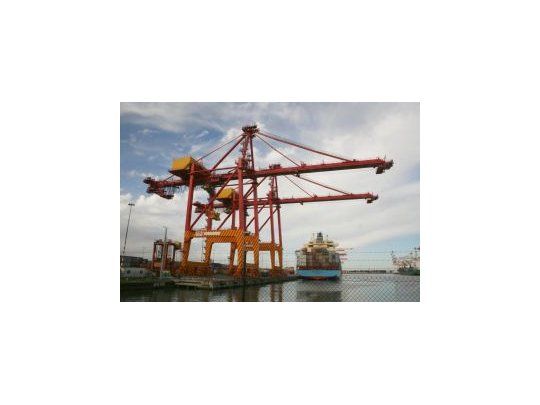 Una nueva baja en exportaciones golpeó fuerte al superávit comercial: cayó 72%