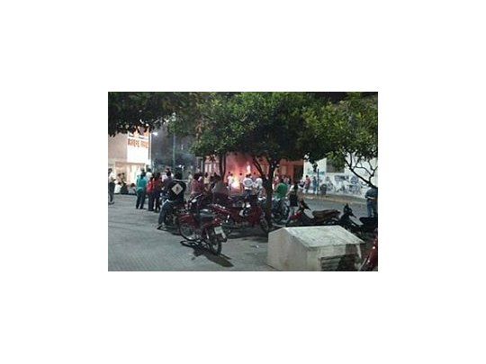 Los manifestantes queman gomas y exigen ser reincorporados.