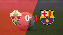 robert lewandowski anoto un doblete en la goleada 4-0 de barcelona a elche