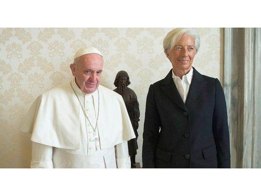 El Papa Francisco y la directora regente del FMI, Cristine Lagarde.