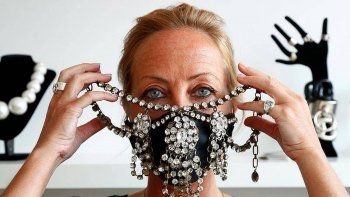 La moda para protegerse del coronavirus: Olivia Hainut le pone joyas a sus mascarillas.&nbsp;