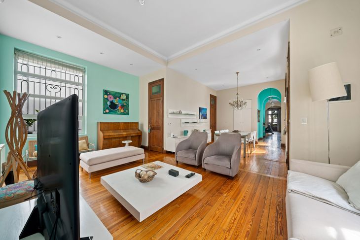 El área social conserva aberturas y puertas de época, con una circulación fluida que refuerza la sensación de casa dentro de un edificio colectivo El área social conserva aberturas y puertas de época, con una circulación fluida que refuerza la sensación de casa dentro de un edificio colectivo