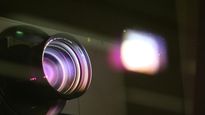 Un usuario de Tiktok inventó un proyector casero para tener un cine en casa.