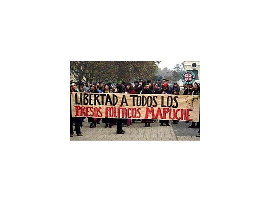 Estudiantes, políticos y artistas apoyan la protesta de los mapuches chilenos