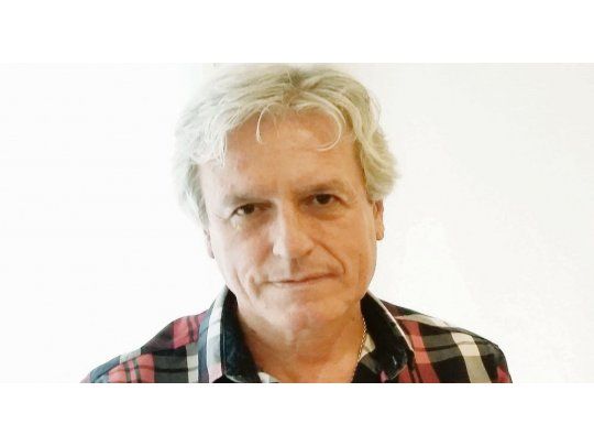 Balmaceda. En “Contigo a la distancia” ofrece una perspectiva nueva de Manuel Puig a través de los ojos de su amiga de la infancia, Carmencita.