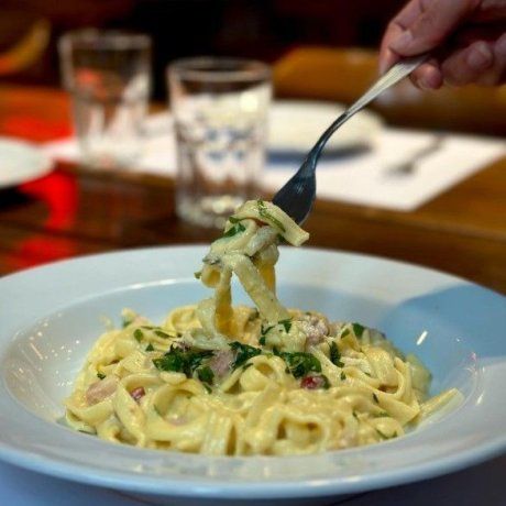Para maridar y acompañar se sugiere el vino blanco. Para maridar y acompañar se sugiere el vino blanco.