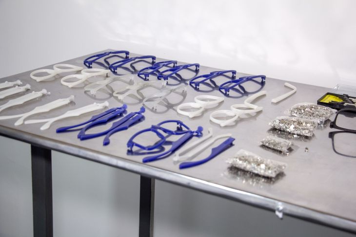 Una vez recibidas, las tapitas se clasifican por color, se lavan y se trituran hasta convertirse en materia prima Una vez recibidas, las tapitas se clasifican por color, se lavan y se trituran hasta convertirse en materia prima