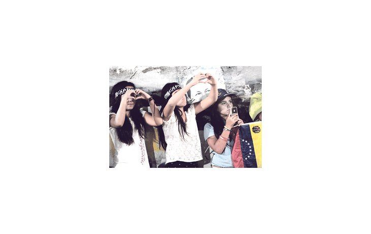 ámbito.com | Niñas participan de un acto opositor en Caracas. El fallecimiento de Hugo Chávez aportó un tono místico a las campañas de los dos candidatos.