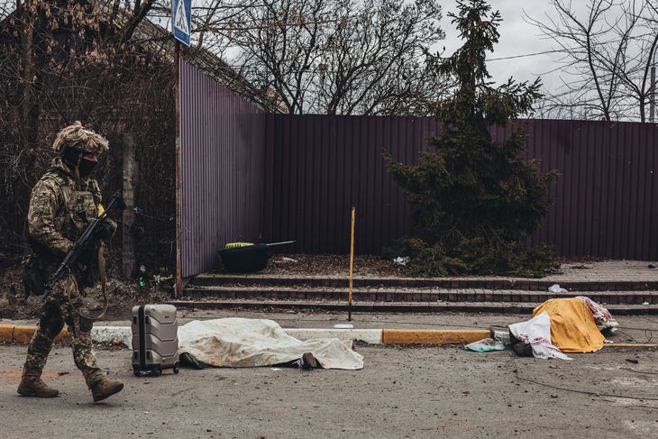 Un soldado ucraniano pasa al lado de los cuerpos de una familia que intentaba salir de Mariúpol, a través del corredor humanitario.