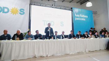 Compañeros. Leo Nardini, Gabriel Katopodis, Fernando Gray -micrófono en mano-, Axel Kicillof, Jorge Ferraresi, Fernando Espinoza, Mario Ishii y Gustavo Menéndez, juntos ayer en Avellaneda.