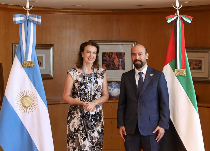 Diana Mondino, Ministra de Relaciones Exteriores, Comercio Internacional y Culto de Argentina junto al embajador emirat&iacute; Saeed Alqemzi