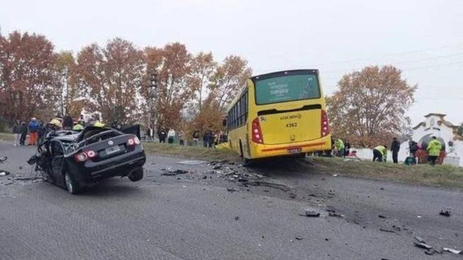 Un hombre murió a causa del brutal impacto entre su vehículo y el colectivo