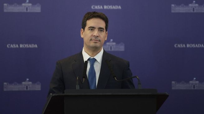 "Siendo un país bananero, nunca vamos a recuperar las Malvinas": fuertes críticas de la oposición al vocero presidencial