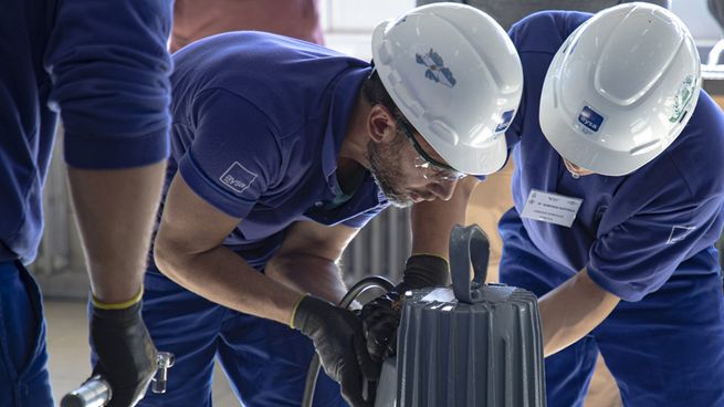 Trabajadores de AySA harán un paro contra los despidos.