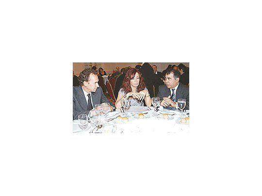 Marcelo Mindlin, presidente de la Cámara de Comercio Argentino-Israelí; y el embajador de Israel, Rafi Eldad, flanquean a la senadora Cristina Kirchner. En un almuerzo de la cámara, dijo que «la Argentina tiene a Maradona, la soja y a Kirchner, y es una gran ventaja».