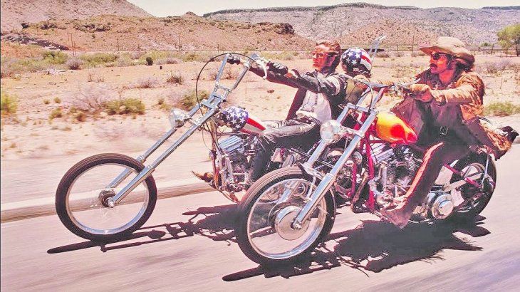 Busco mi destino. Peter Fonda y Dennis Hopper a bordo de sus motocicletas. La película conquistó rápidamente al público joven de todo el mundo, que la convirtió en película emblemática.