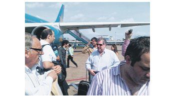 ámbito.com | Un grupo de empresarios embarca en la escala de Ushuaia en el Airbus 340 fletado por el Gobierno para llevarlos a Vietnam. Hoy empiezan las reuniones de negocios.
