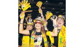 Manifestantes que mantenían tomado el aeropuerto de Bangkokcelebran la caída del gobierno de Somchai Wongsawat. La protestano fue muy numerosa pero sí efectiva.