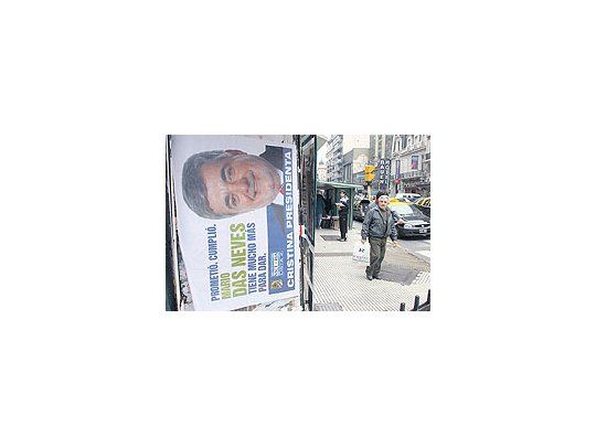 Mario Das Neves -deChubut para el paísempapelóla Capital conafiches que lo lanzan, sinotro ocultamiento que noimprimir la fecha 2011,como un potencial candidatopresidencial del poskirchnerismo.¿Empezó larebelión de gobernadorese intendentes?