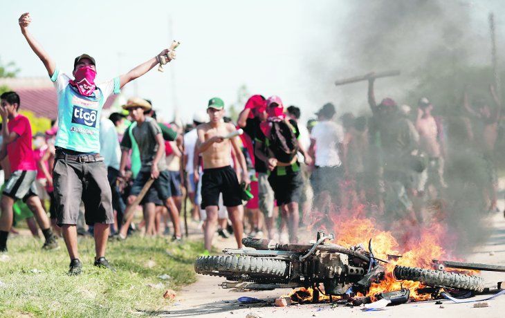 DESMANES. Partidarios de Evo Morales se enfrentaron con seguidores de Carlos Mesa en Santa Cruz, epicentro de las principales protestas. &nbsp;