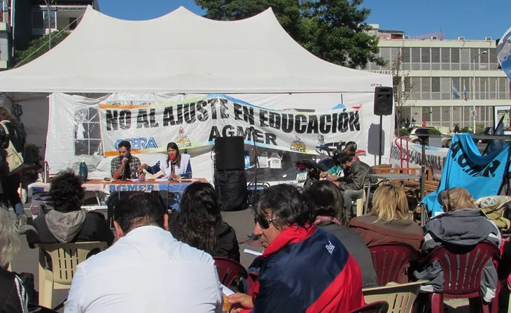 En Santa Fe, el conflicto salarial con la docencia escaló y vuelve la Carpa Blanca. En Santa Fe, el conflicto salarial con la docencia escaló y vuelve la Carpa Blanca.
