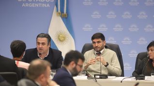 El gobernador Maximiliano Pullaro y el ministro de Seguridad santafesino Pablo Cococcioni en el plenario de comisiones de Diputados.