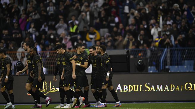 Messi abrió el marcador en Riad tras un pase formidable de Neymar.