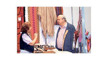 El primer mandatario dialoga con la artesana Petrona María Coria, de Fiambalá, Catamarca.