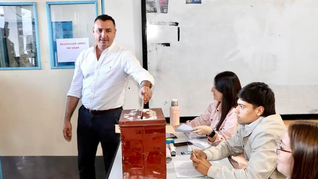 Carlos Albisu busca la Intendencia de Salto tras el escándalo en la Comisión Técnico Mixta.