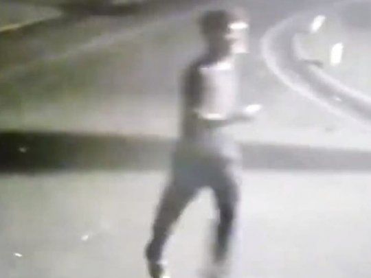 La identidad del joven pudo conocerse a partir de lo registrado por las cámaras de seguridad internas del barrio.