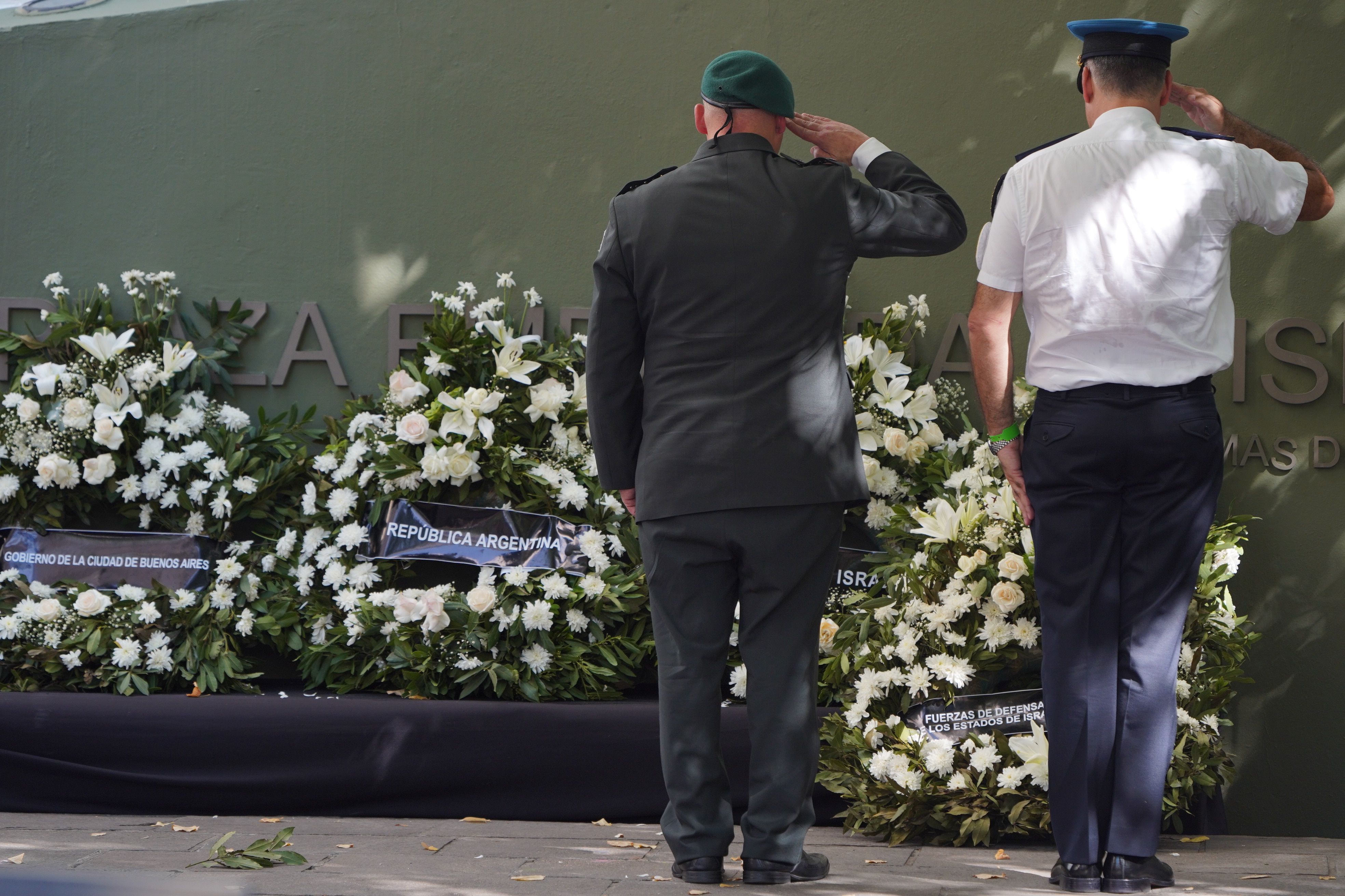 Emotiva ceremonia frente a la embajada de Israel.