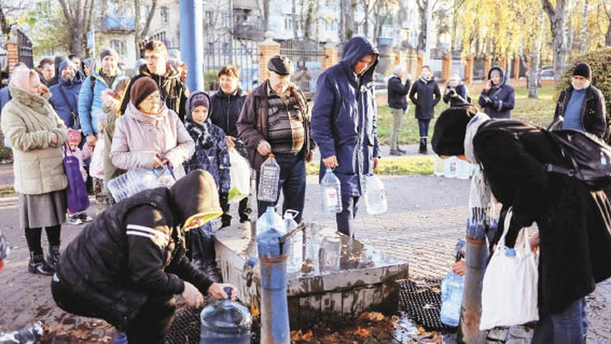 A hail of Russian missiles left 80% of kyiv without drinking water