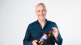Pedro Aznar reparte sus horas entre la música y la elaboración de vinos de Akasha. Pedro Aznar reparte sus horas entre la música y la elaboración de vinos de Akasha.