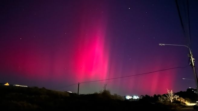 Espectaculares auroras australes pudieron observarse esta noche en Ushuaia. 