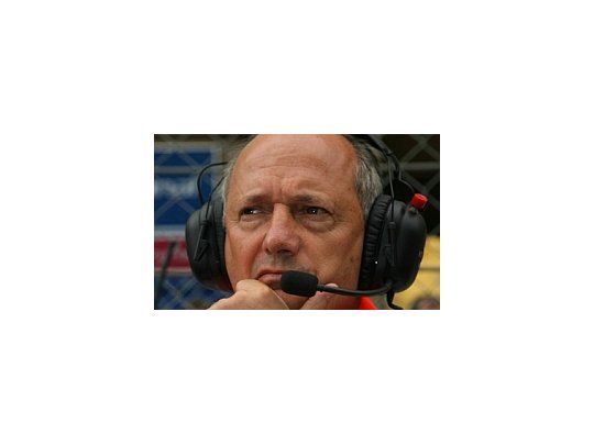 El jefe de equipo de McLaren pasó un semáforo en rojo y fue sancionado con seis meses de suspensión de su licencia de conducir.