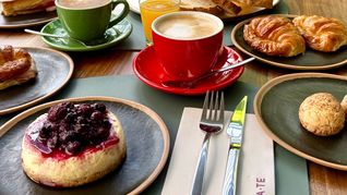Buenos Aires cuenta con espacios que combinan desayunos tardíos y almuerzos en un solo servicio.