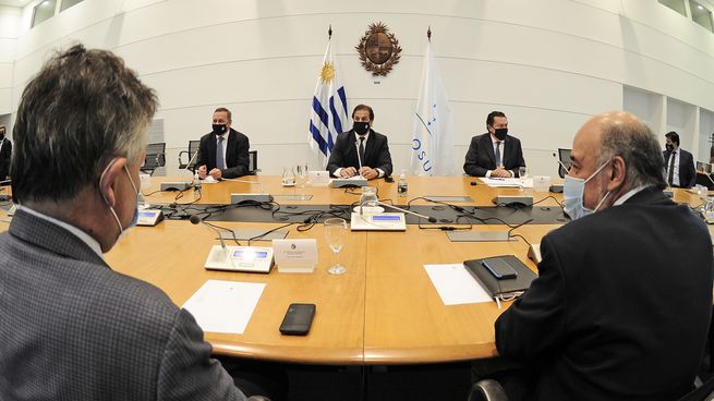 El presidente Luis Lacalle Pou, junto al Consejo de Ministros, decretó un aumento del 8,35% para los trabajadores estatales. (Foto: Gobierno del Uruguay)