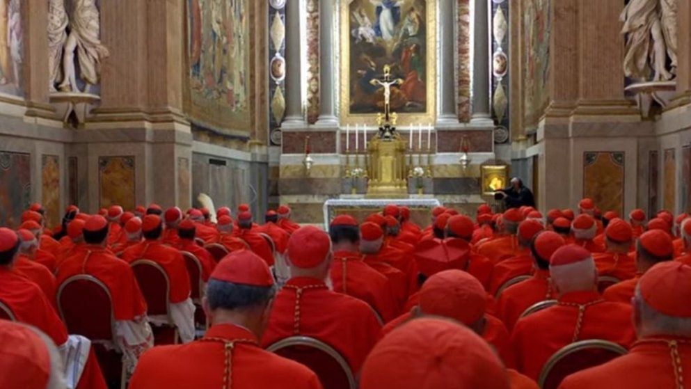 Los cardenales realizan la procesión la Capilla Sixtina.