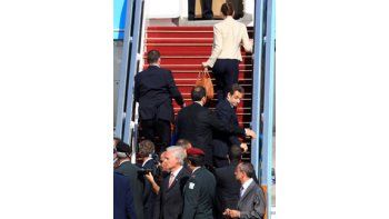 Luego del disparo el presidente francés y la primera dama fueron escoltados de urgencia al avión presidencial.
